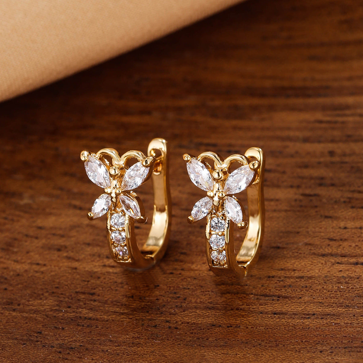Vintage Pastoral Style Earrings Edge Inlaid Zircon Small Butterfly