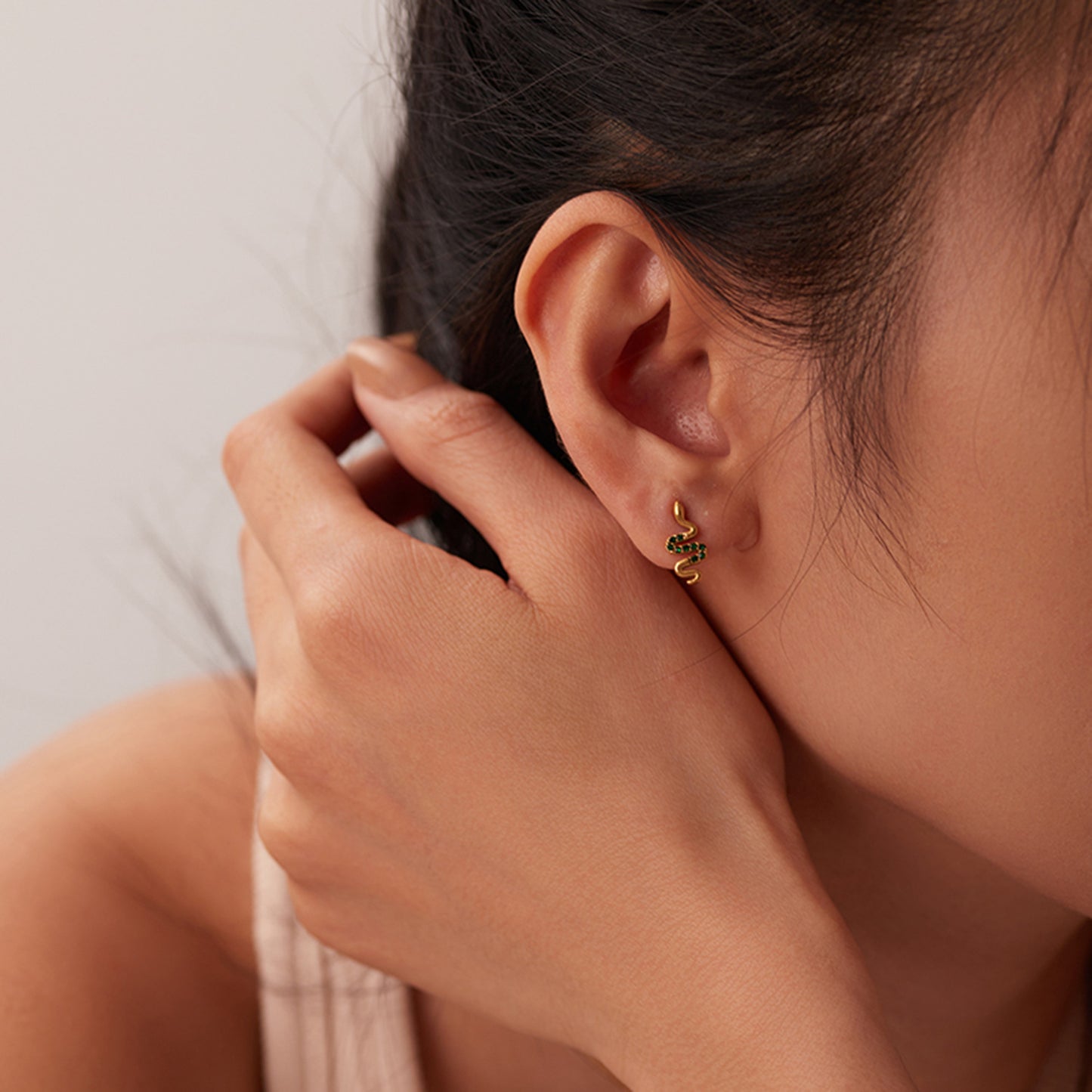 INS Fashion Vintage 18K Gold Stainless Steel Snake Stud Earrings Inlaid With Greenwhite Zircon