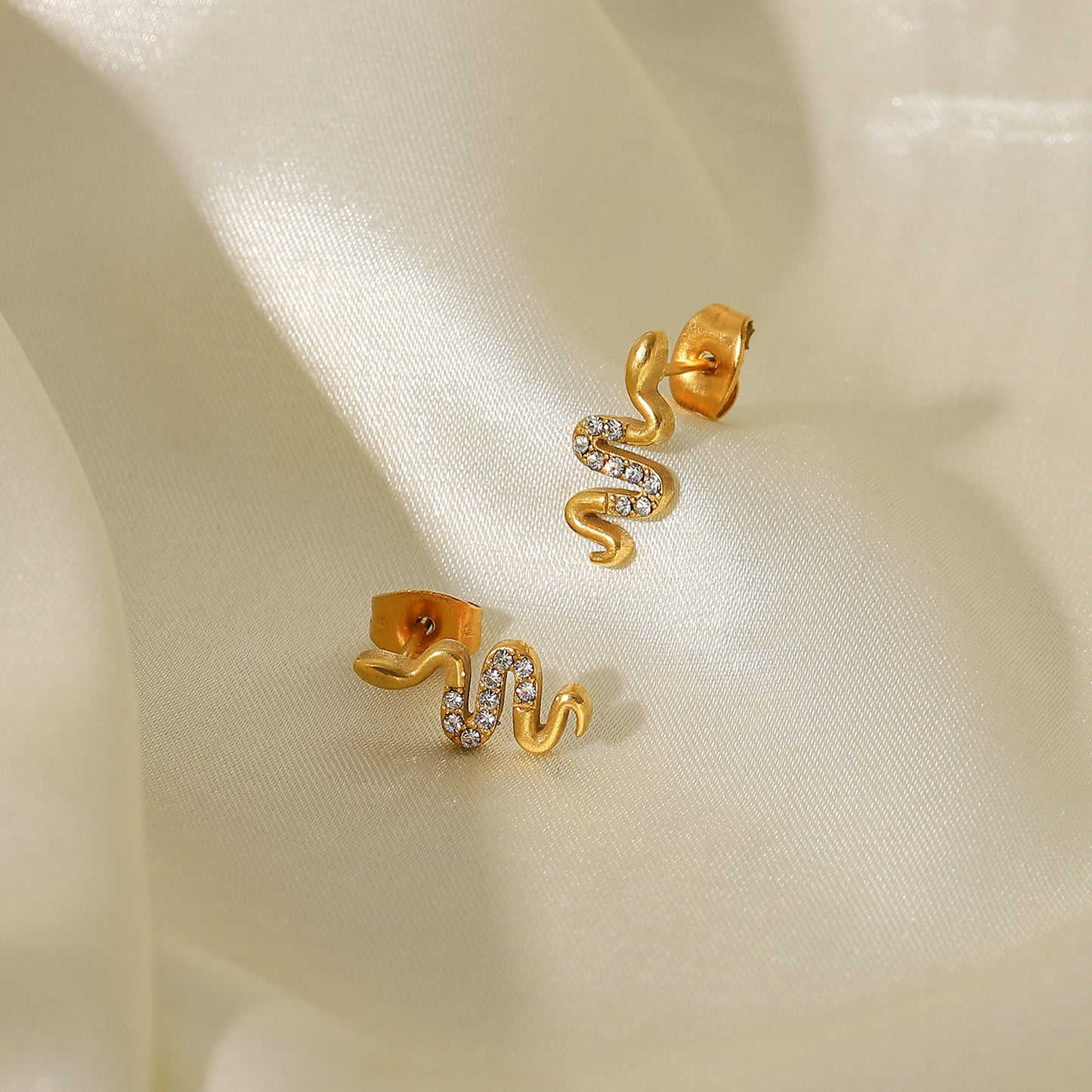 INS Fashion Vintage 18K Gold Stainless Steel Snake Stud Earrings Inlaid With Greenwhite Zircon