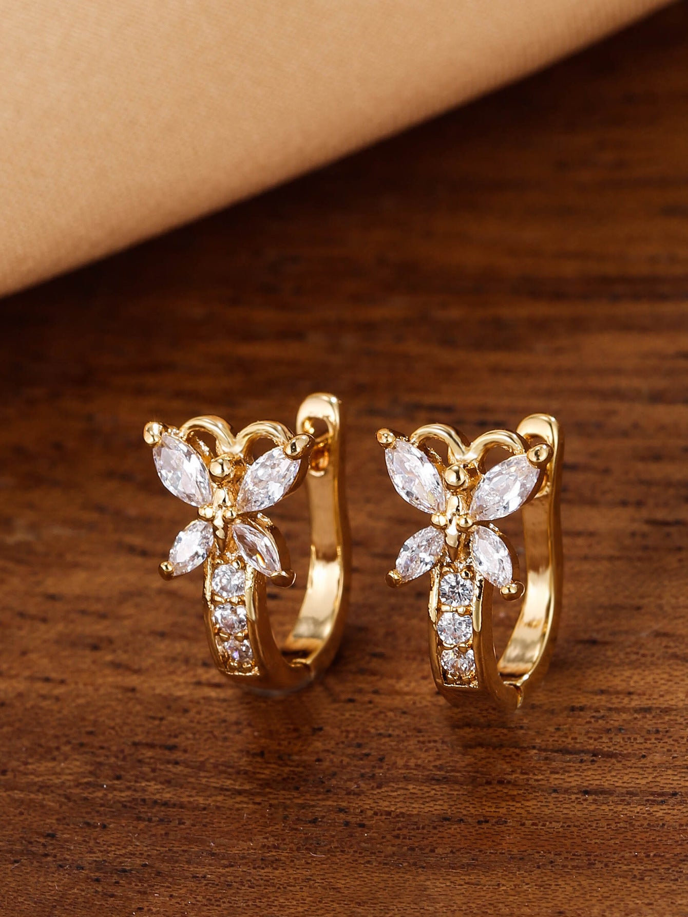 Vintage Pastoral Style Earrings Edge Inlaid Zircon Small Butterfly