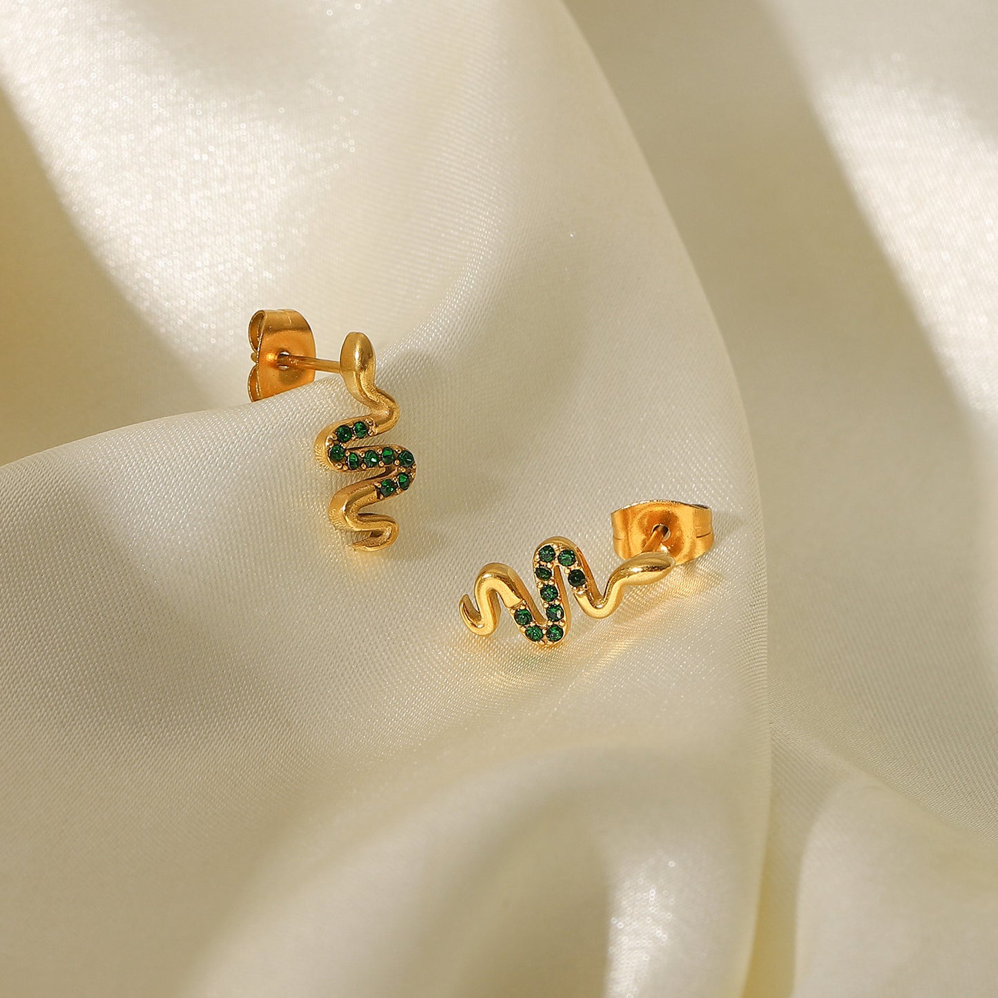 INS Fashion Vintage 18K Gold Stainless Steel Snake Stud Earrings Inlaid With Greenwhite Zircon