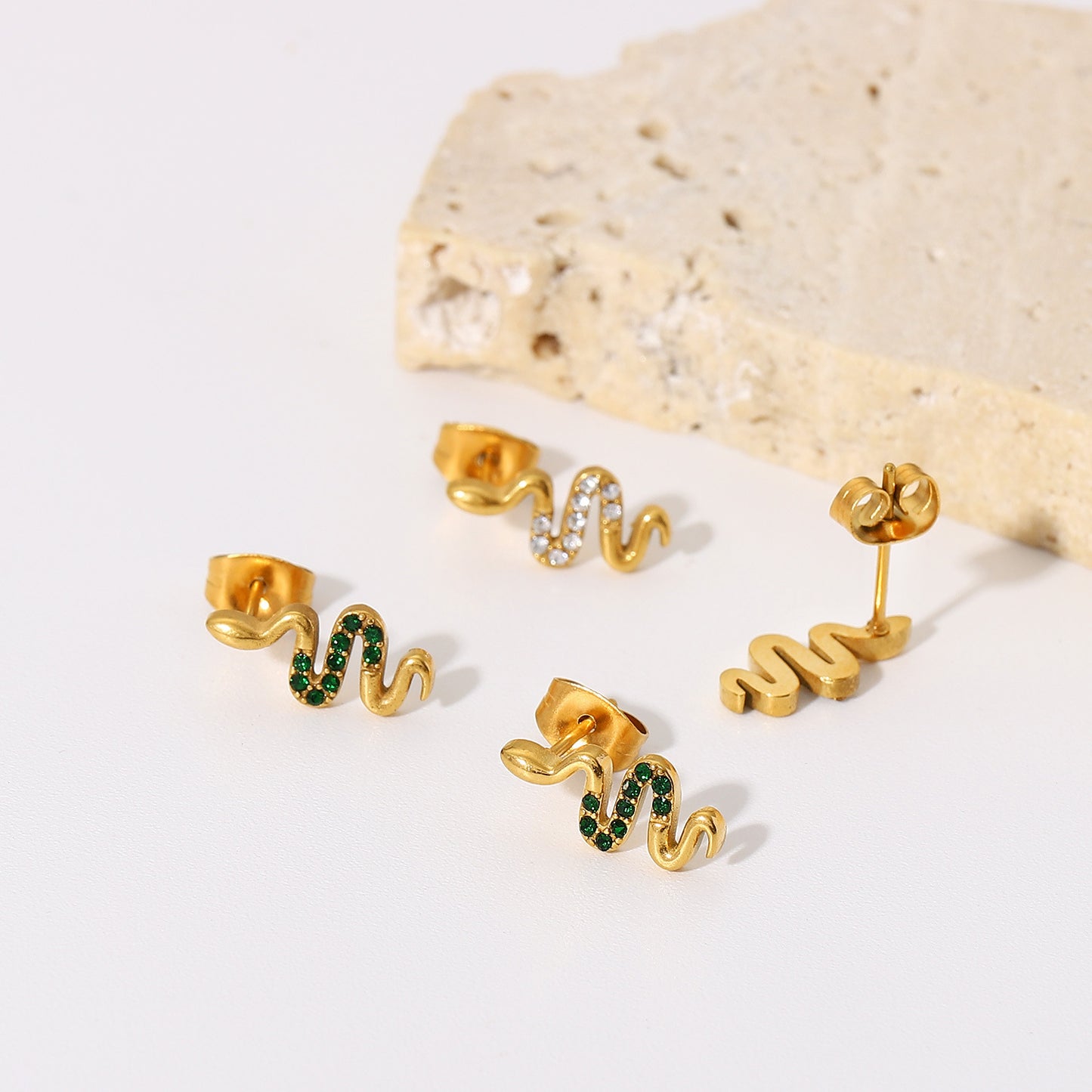 INS Fashion Vintage 18K Gold Stainless Steel Snake Stud Earrings Inlaid With Greenwhite Zircon